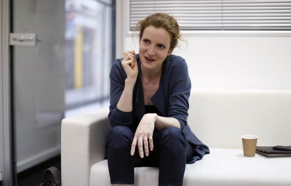 Πρώην υπουργός καπνίζει με αστέγους στο πεζοδρόμιο και προκαλεί σάλο στη Γαλλία [εικόνες] | iefimerida.gr 4