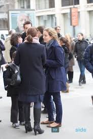 Πρώην υπουργός καπνίζει με αστέγους στο πεζοδρόμιο και προκαλεί σάλο στη Γαλλία [εικόνες] | iefimerida.gr 6