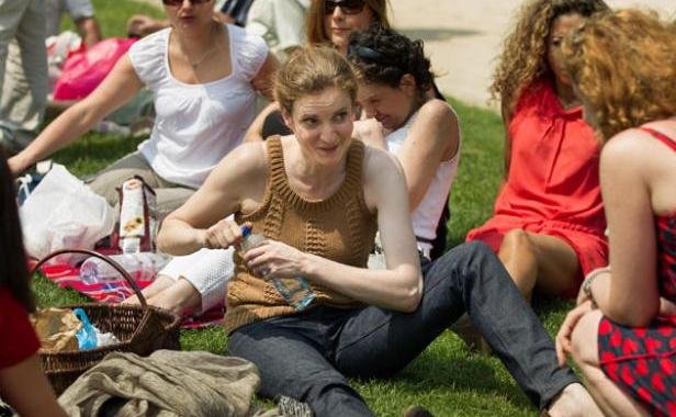 Πρώην υπουργός καπνίζει με αστέγους στο πεζοδρόμιο και προκαλεί σάλο στη Γαλλία [εικόνες] | iefimerida.gr 7