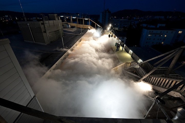 Περπατώντας στα σύννεφα: Μία εντυπωσιακή εγκατάσταση σε πάρκινγκ της Αυστρίας [εικόνες] | iefimerida.gr 2