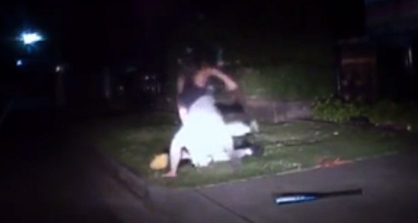 Του κόπηκε το γέλιο -Νεαρός ξυλοφορτώνει κλόουν που κρατούσε μπαστούνι του μπέιζμπολ [βίντεο] | iefimerida.gr 2