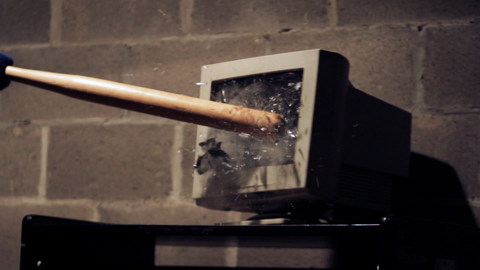 Το κλαμπ που τα σπάει, κυριολεκτικά -Αντί για ποτό κρατάτε βαριοπούλα και διαλύετε τα πάντα για εκτόνωση [βίντεο + εικόνες] | iefimerida.gr 3