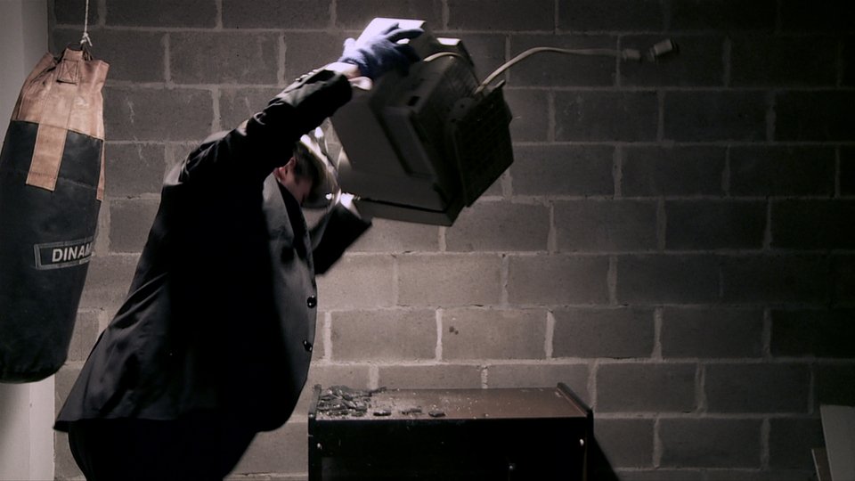 Το κλαμπ που τα σπάει, κυριολεκτικά -Αντί για ποτό κρατάτε βαριοπούλα και διαλύετε τα πάντα για εκτόνωση [βίντεο + εικόνες] | iefimerida.gr 4