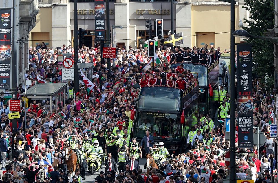 Ουαλία: 200.000 φίλαθλοι στην υποδοχή της Εθνικής [εικόνες] | iefimerida.gr 2