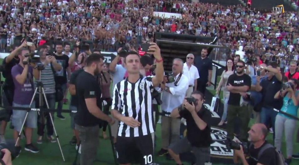 Αποθέωση για Μπερμπάτοφ – 10.000 φίλοι του ΠΑΟΚ έβαλαν... φωτιά στην Τούμπα [εικόνες & βίντεο] | iefimerida.gr 7