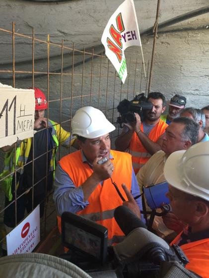 Ο Αδωνις Γεωργιάδης μέσα στη στοά στα μεταλλεία Χαλκιδικής – Το δώρο που του έκαναν οι εργαζόμενοι [εικόνες] | iefimerida.gr 2