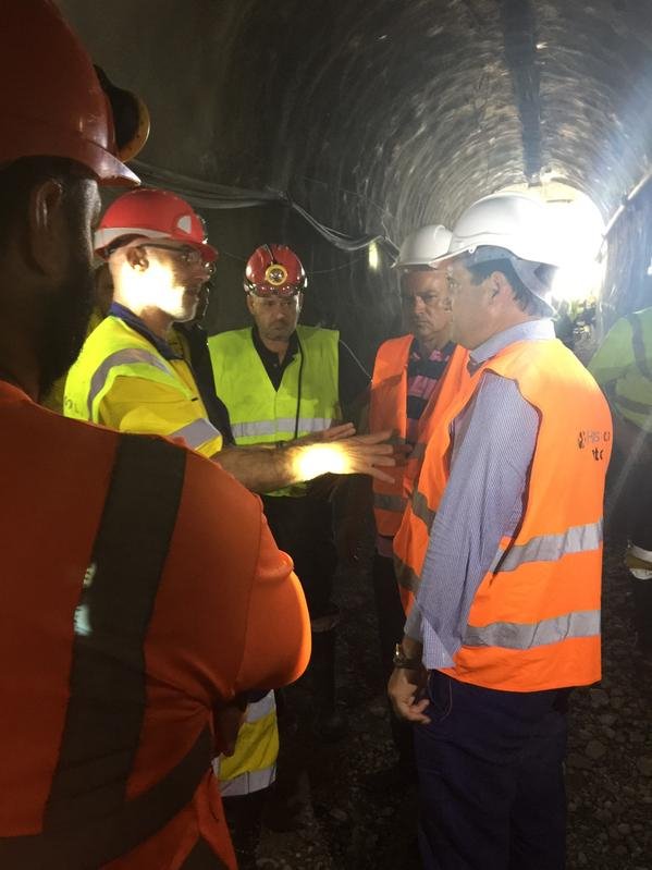 Ο Αδωνις Γεωργιάδης μέσα στη στοά στα μεταλλεία Χαλκιδικής – Το δώρο που του έκαναν οι εργαζόμενοι [εικόνες] | iefimerida.gr 1