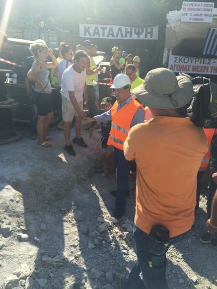 Ο Αδωνις Γεωργιάδης μέσα στη στοά στα μεταλλεία Χαλκιδικής – Το δώρο που του έκαναν οι εργαζόμενοι [εικόνες] | iefimerida.gr 0