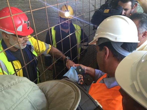 Ο Αδωνις Γεωργιάδης μέσα στη στοά στα μεταλλεία Χαλκιδικής – Το δώρο που του έκαναν οι εργαζόμενοι [εικόνες] | iefimerida.gr 3