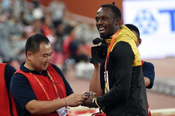 Ο κάμεραμαν που «γκρέμισε» τον Μπολτ του ζήτησε συγνώμη με ένα... δώρο [εικόνες & βίντεο] | iefimerida.gr 2