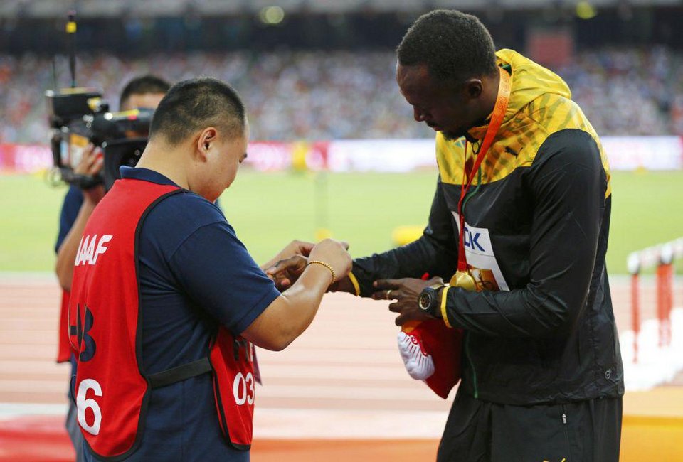 Ο κάμεραμαν που «γκρέμισε» τον Μπολτ του ζήτησε συγνώμη με ένα... δώρο [εικόνες & βίντεο] | iefimerida.gr 1