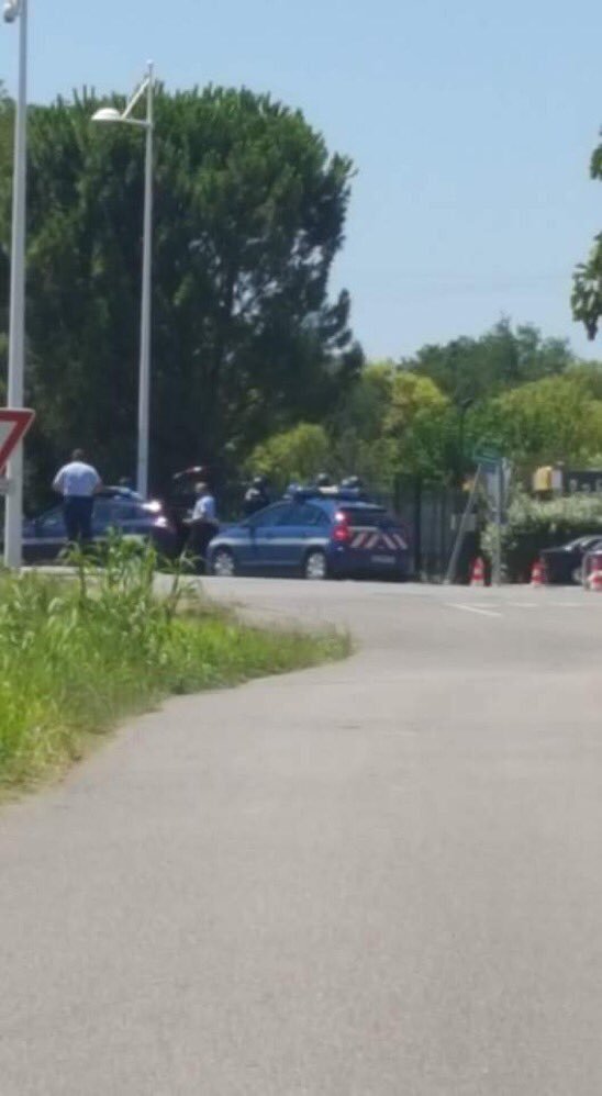 Ενοπλος έχει εισβάλει σε ξενοδοχείο στη Νότια Γαλλία - Κρατά μαχαίρι και απειλεί [εικόνες] | iefimerida.gr 0