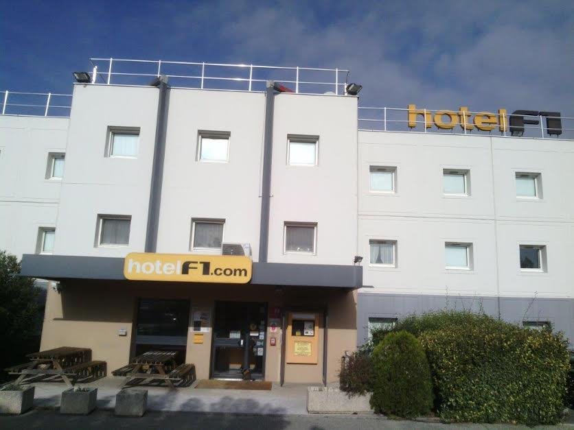 Ενοπλος έχει εισβάλει σε ξενοδοχείο στη Νότια Γαλλία - Κρατά μαχαίρι και απειλεί [εικόνες] | iefimerida.gr 3