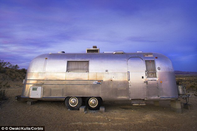 Ενας ιδιόρρυθμος εκατομμυριούχους – Μένει σε τροχόσπιτο και έχει για κατοικίδιο ένα άγριο ζώο [εικόνες]  | iefimerida.gr 1