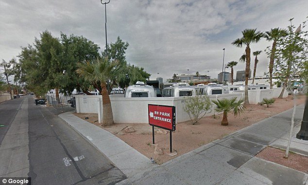 Ενας ιδιόρρυθμος εκατομμυριούχους – Μένει σε τροχόσπιτο και έχει για κατοικίδιο ένα άγριο ζώο [εικόνες]  | iefimerida.gr 2