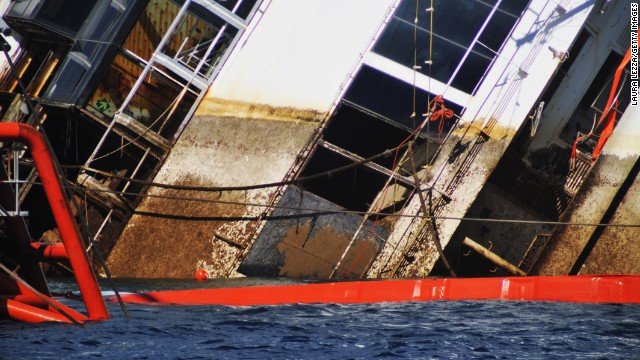 Tο Costa Concordia είναι και πάλι «όρθιο»-Από τα ξημερώματα δεσπόζει στην είσοδο του λιμανιού του νησιού Τζίλιο [βίντεο + εικονες] | iefimerida.gr 1