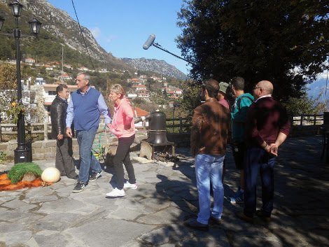 Ριάλιτι στο γεφύρι της Αρτας -Βρετανοί έκαναν δοκιμασίες με τσίπουρο, κάστανα και τηγανίτες [εικόνες] | iefimerida.gr 5