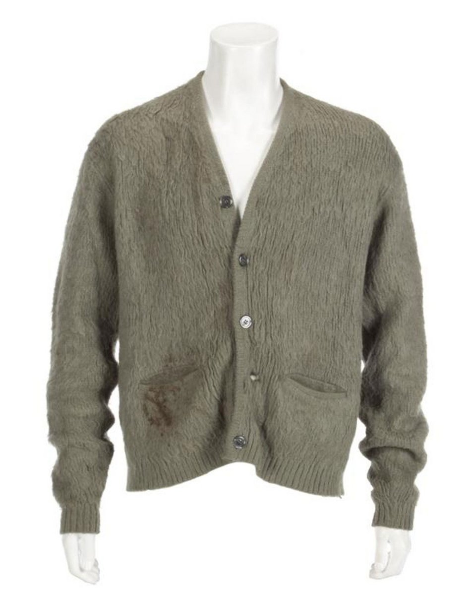 Μία ξεχειλωμένη, τρύπια ζακέτα πουλήθηκε για 137.500 δολάρια -Ηταν του Κερτ Κομπέιν [βίντεο] | iefimerida.gr 0