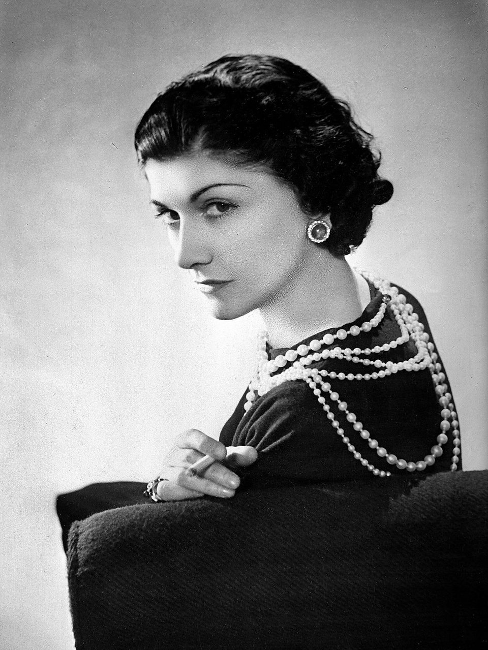 Coco Chanel: Η ιέρεια του στιλ που άλλαξε τον ρου της μόδας | iefimerida.gr 1