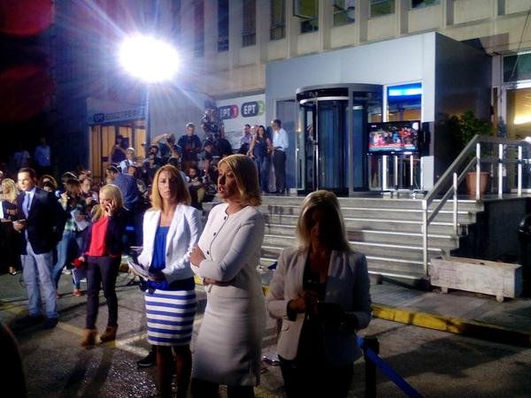 Οι κομψές του ντιμπέιτ -Σία Κοσιώνη στα λευκά, λαμπερή η Ολγα, στα πράσινα η Μάρα [εικόνες] | iefimerida.gr 0