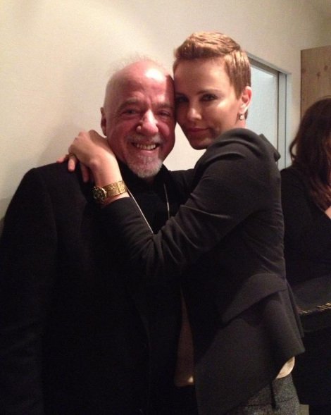 Στην αγκαλιά πανέμορφης ηθοποιού ο Πάολο Κοέλιο [εικόνα]  | iefimerida.gr 0