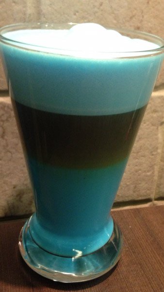 Ροζ καπουτσίνο, μπλε φρέντο και κόκκινο φραπέ -Δύο 28χρονες «πειράζουν» τον καφέ πριν τον σερβίρουν [εικόνες] | iefimerida.gr 6