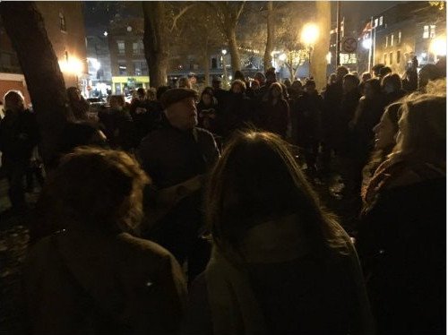 Πλήθος κόσμου έξω από το σπίτι του Κοέν -Μεσίστιες οι σημαίες [εικόνες]  | iefimerida.gr 3