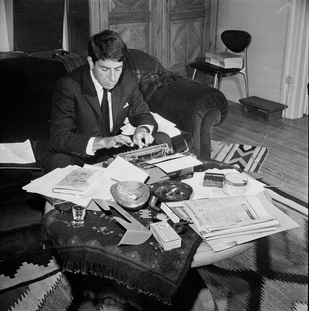 Vintage φωτογραφίες του Λέοναρντ Κοέν: Με το γαϊδουράκι στην Υδρα [εικόνες] | iefimerida.gr 2