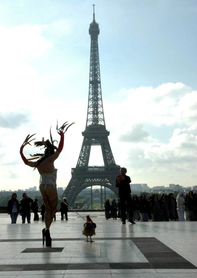 Πανέμορφη γυμνή καλλιτέχνης γεννάει αυγά από τη μήτρα της που, πέφτοντας, ζωγραφίζουν [βίντεο+εικόνες] | iefimerida.gr 10