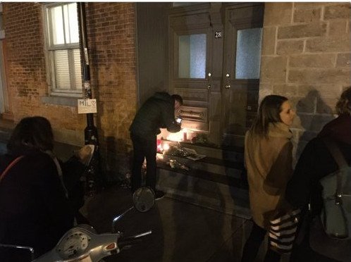 Πλήθος κόσμου έξω από το σπίτι του Κοέν -Μεσίστιες οι σημαίες [εικόνες]  | iefimerida.gr 0