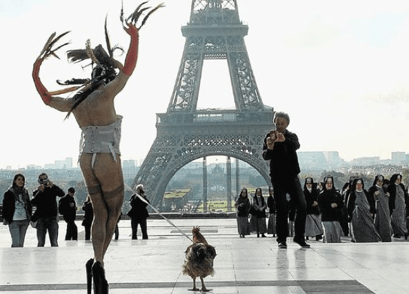 Πανέμορφη γυμνή καλλιτέχνης γεννάει αυγά από τη μήτρα της που, πέφτοντας, ζωγραφίζουν [βίντεο+εικόνες] | iefimerida.gr 11