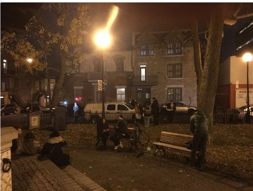 Πλήθος κόσμου έξω από το σπίτι του Κοέν -Μεσίστιες οι σημαίες [εικόνες]  | iefimerida.gr 2