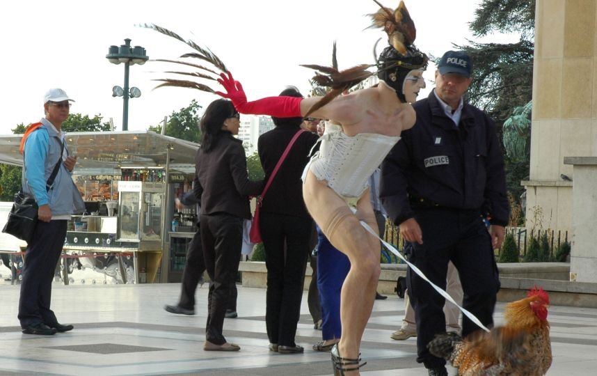 Πανέμορφη γυμνή καλλιτέχνης γεννάει αυγά από τη μήτρα της που, πέφτοντας, ζωγραφίζουν [βίντεο+εικόνες] | iefimerida.gr 12