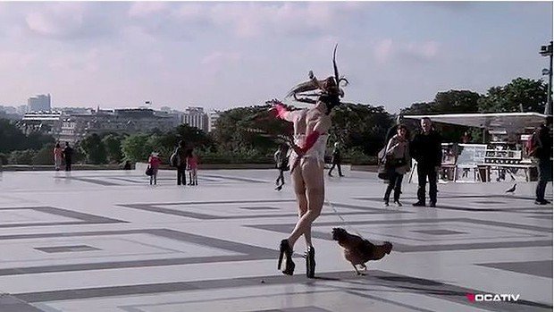 Πανέμορφη γυμνή καλλιτέχνης γεννάει αυγά από τη μήτρα της που, πέφτοντας, ζωγραφίζουν [βίντεο+εικόνες] | iefimerida.gr 14