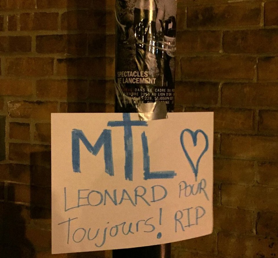 Πλήθος κόσμου έξω από το σπίτι του Κοέν -Μεσίστιες οι σημαίες [εικόνες]  | iefimerida.gr 1