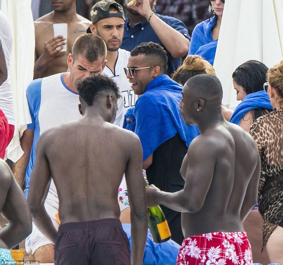 Ξέφρενο πάρτι στη Μαρμπέγια - Ποδοσφαιριστής λούστηκε με σαμπάνιες αξίας 35.000 ευρώ [εικόνες] | iefimerida.gr 3