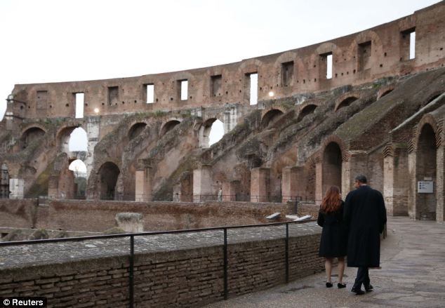 Ο Ομπάμα βλέπει για πρώτη φορά το Κολοσσαίο και πετάει μια «αμερικανιά»: Είναι μεγαλύτερο από γήπεδο του μπέιζμπολ [εικόνες] | iefimerida.gr 4