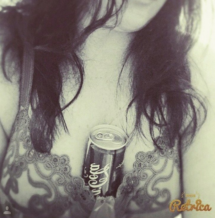 Τελευταία μανία: Γιατί άνδρες και γυναίκες στηρίζουν συσκευασίες Coca-Cola ανάμεσα στα στήθη τους [εικόνες] | iefimerida.gr 2