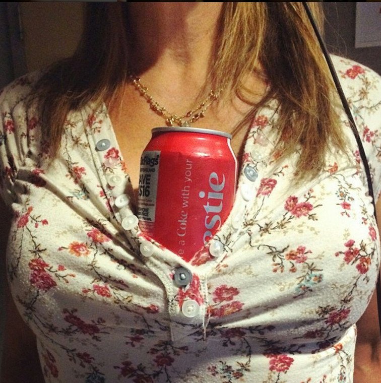 Τελευταία μανία: Γιατί άνδρες και γυναίκες στηρίζουν συσκευασίες Coca-Cola ανάμεσα στα στήθη τους [εικόνες] | iefimerida.gr 3