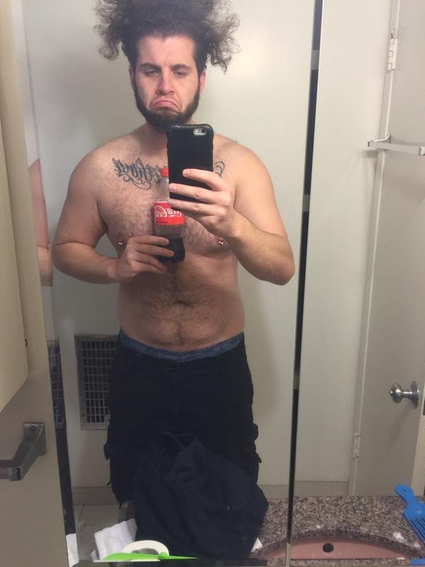 Τελευταία μανία: Γιατί άνδρες και γυναίκες στηρίζουν συσκευασίες Coca-Cola ανάμεσα στα στήθη τους [εικόνες] | iefimerida.gr 5