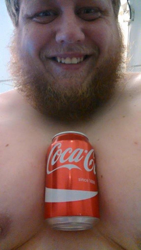 Τελευταία μανία: Γιατί άνδρες και γυναίκες στηρίζουν συσκευασίες Coca-Cola ανάμεσα στα στήθη τους [εικόνες] | iefimerida.gr 6