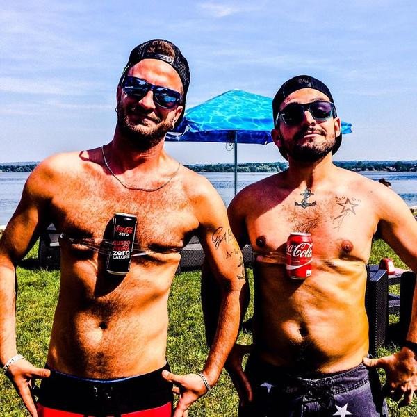 Τελευταία μανία: Γιατί άνδρες και γυναίκες στηρίζουν συσκευασίες Coca-Cola ανάμεσα στα στήθη τους [εικόνες] | iefimerida.gr 7