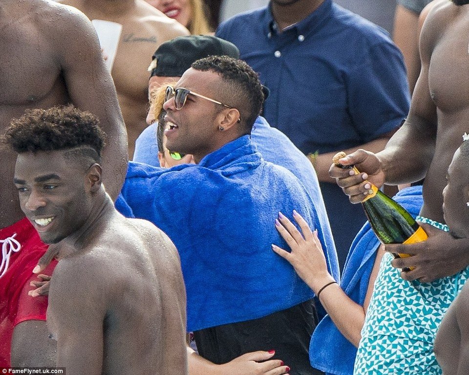 Ξέφρενο πάρτι στη Μαρμπέγια - Ποδοσφαιριστής λούστηκε με σαμπάνιες αξίας 35.000 ευρώ [εικόνες] | iefimerida.gr 2