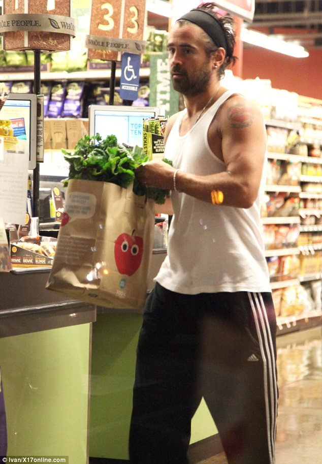 Ο σκληρός και σέξι Colin Farrell ψωνίζει μαρούλια![εικόνες] | iefimerida.gr 0