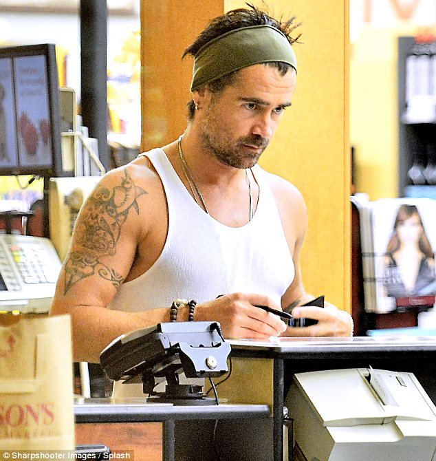 Ο σκληρός και σέξι Colin Farrell ψωνίζει μαρούλια![εικόνες] | iefimerida.gr 1