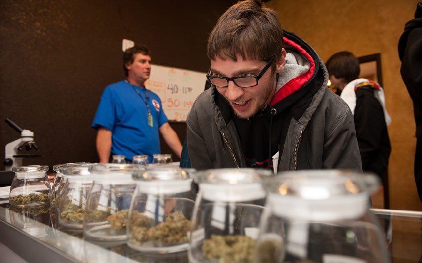 Σοκ: Βούλιαξε το κατάστημα μαριχουάνας στο Κολοράντο από την πρώτη κιόλας μέρα –Ουρές και παροξυσμός για λίγα γραμμάρια [εικόνες]  | iefimerida.gr 0