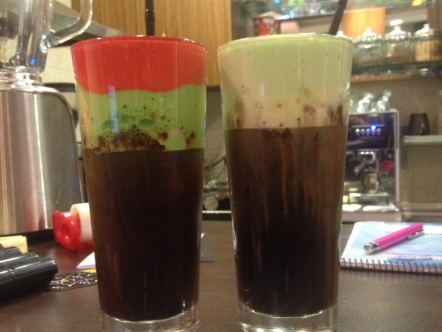 Ροζ καπουτσίνο, μπλε φρέντο και κόκκινο φραπέ -Δύο 28χρονες «πειράζουν» τον καφέ πριν τον σερβίρουν [εικόνες] | iefimerida.gr 1