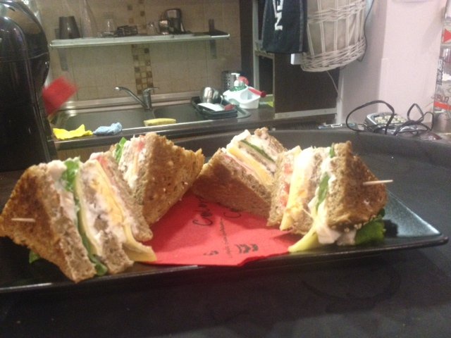 Ροζ καπουτσίνο, μπλε φρέντο και κόκκινο φραπέ -Δύο 28χρονες «πειράζουν» τον καφέ πριν τον σερβίρουν [εικόνες] | iefimerida.gr 3