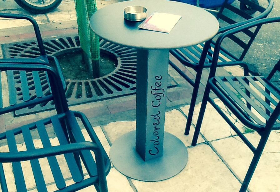 Ροζ καπουτσίνο, μπλε φρέντο και κόκκινο φραπέ -Δύο 28χρονες «πειράζουν» τον καφέ πριν τον σερβίρουν [εικόνες] | iefimerida.gr 4