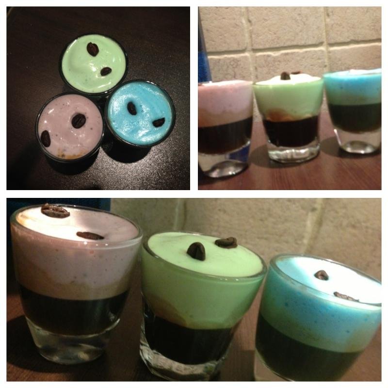 Ροζ καπουτσίνο, μπλε φρέντο και κόκκινο φραπέ -Δύο 28χρονες «πειράζουν» τον καφέ πριν τον σερβίρουν [εικόνες] | iefimerida.gr 0